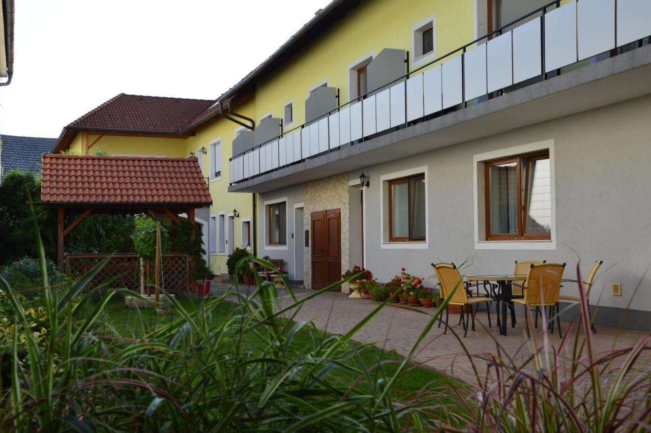 Weingut & Gaestehaus Dombi Weiss Pátfalu Kültér fotó